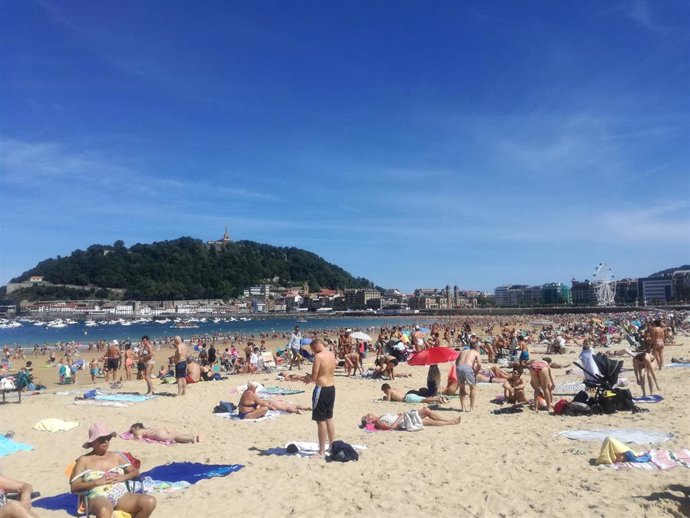 Archivo - Playa de la Concha en San Sebastián