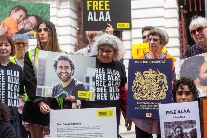 Archivo - Laila Sueif, la madre del conocido activista egipcio Alaa Abdelfatá, durante una protesta a favor de su liberación en Londres. 