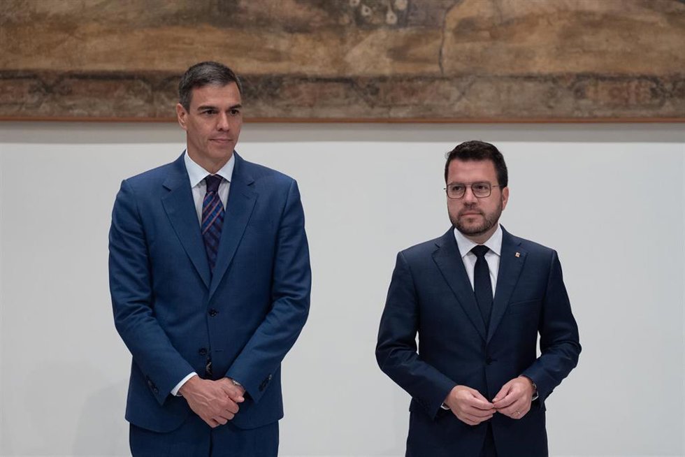 Archivo - El presidente del Gobierno, Pedro Sánchez, y el expresidente de la Generalitat, Pere Aragons,  en un acto en el Palau de la Generalitat, a 24 de julio de 2024, en Barcelona (Catalunya)