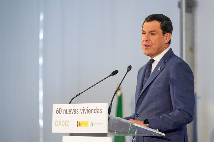 El presidente de la Junta de Andalucía, Juanma Moreno interviene en el evento de la entrega de las  nuevas viviendas, a 30 de septiembre de 2024, en Cádiz, Andalucía (España). El presidente de la Junta de Andalucía, Juanma Moreno, ha participado en la ent