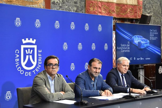 El consejero de Industria del Cabildo y vicepresidente del Recinto Ferial, Manuel Fernández (centro); el vicepresidente ejecutivo de Fredica, Rafael Pombriego (derecha), y el director general de Comercio del Gobierno de Canarias, David Mille (izq)