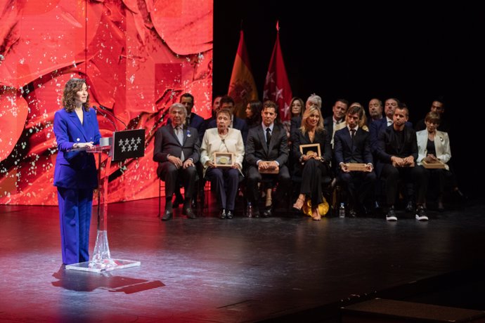 La presidenta de la Comunidad de Madrid, Isabel Díaz Ayuso, interviene durante la XXII edición de los Premios de Cultura y presentación del Ballet Español de la Comunidad de Madrid, en el Teatro Auditorio de San Lorenzo de El Escorial, a 30 de 