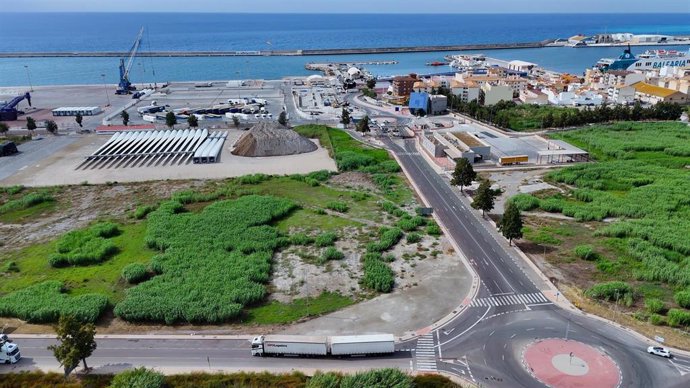 Vista aérea del acceso Este del Puerto de Motril.