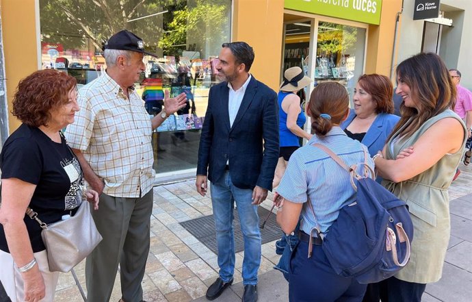 El portavoz de los socialistas en el Ayuntamiento de Málaga, Daniel Pérez, junto a otros ediles del PSOE, dialogando con vecinos.