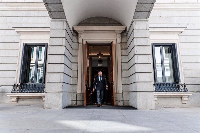 El líder de VOX, Santiago Abascal, a su salida tras mantener una reunión con el líder opositor venezolano, en el Congreso de los Diputados, a 30 de septiembre de 2024, en Madrid (España). 