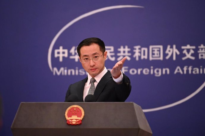 Archivo - 19 March 2024, China, Beijing: Lin Jian, spokesman for the Chinese Foreign Ministry, speaks to journalists at his agency's daily briefing. Photo: Johannes Neudecker/dpa