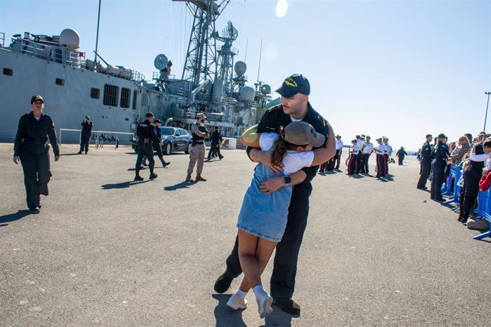 Salida de la fragata 'Santa María' de Rota a la 'Operación Atalanta'.