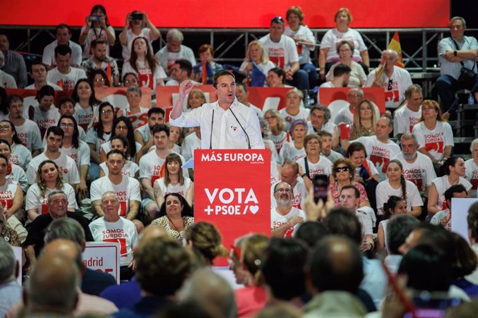 Archivo - El secretario general del PSOE-M, Juan Lobato durante un mitin en la campaña de las elecciones al Parlamento Europeo. 