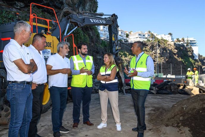 La presidenta del Cabildo de Tenerife, Rosa Dávila, en una visita a las obras del encauzamiento de la TF-31 en Martiánez