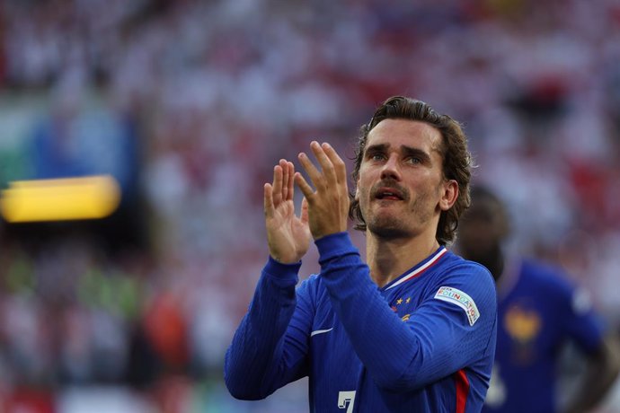 Archivo - 25 June 2024, North Rhine-Westphalia, Dortmund: France's Antoine Griezmann applauds after the UEFA Euro 2024 Group D soccer match between France and Poland at Dortmund stadium. Photo: Friso Gentsch/dpa