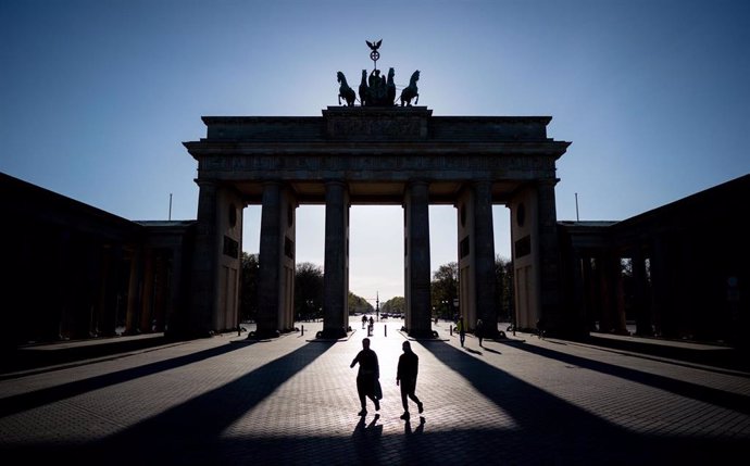 Archivo - La puerta de Brandeburgo vista desde la plaza Pariser, en Berlín (Alemania).