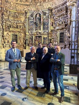 Gonzalo Santonja en la visita a la iglesia riosecana de San María de Mediavilla