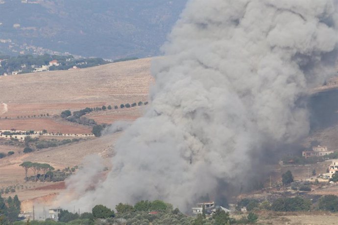 Columna de humo tras un bombardeo del Ejército de Israel contra la localidad de Mashghara, en Líbano (archivo)