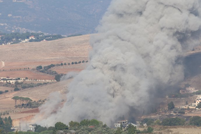 Columna de humo tras un bombardeo del Ejército de Israel contra la localidad de Mashghara, en Líbano (archivo)