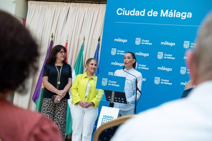 La concejala delegada de Comercio, Vía Pública y Fomento de la Actividad Empresarial, Elisa Pérez de Siles, junto a la concejala delegada del distrito Bailén-Miraflores, María Paz Flores, en la presentación de una pasarela de moda.