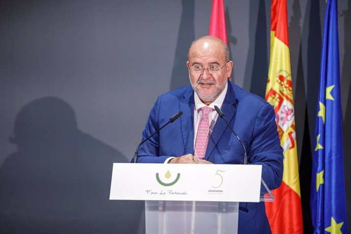 El vicepresidente primero el Gobierno regional, José Luis Martínez Guijarro, en la inauguración de la sala inmersiva de 'Finca La Pontezuela'.