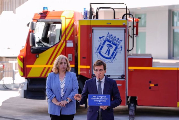 El alcalde de Madrid, José Luis Martínez-Almeida, interviene durante la visita al Parque 5º de Bomberos, acompañado de la vicealcaldesa, Inma San