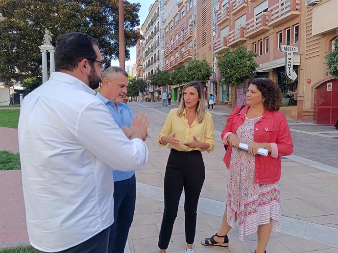 La portavoz del PSOE-A y parlamentaria andaluza por Huelva, María Márquez, este lunes en rueda de prensa junto a otros socialistas onubenses.