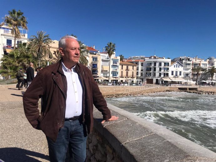 Archivo - El secretario general del PP de Catalunya, Santi Rodríguez, en la playa de Sitges (Barcelona), en abril de 2024