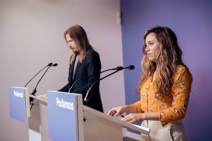 Archivo - El portavoz de Podemos, Pablo Fernández, y la secretaria de Acción Institucional de Podemos, María Teresa Pérez, ofrecen una rueda de prensa, en la sede de Podemos, a 27 de noviembre de 2023, en Madrid (España).