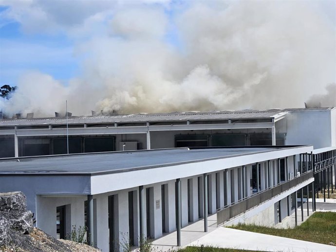 Archivo - Incendio en una nave de la nueva planta de clasificación de basura bruta de Cogersa, Gijón.