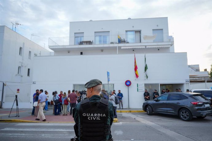 Entrada de los juzgados de Barbate custodiada por agentes de la Guardia Civil tras ser detenido el piloto de la narcolancha que mató a dos agentes del Instituto Armado