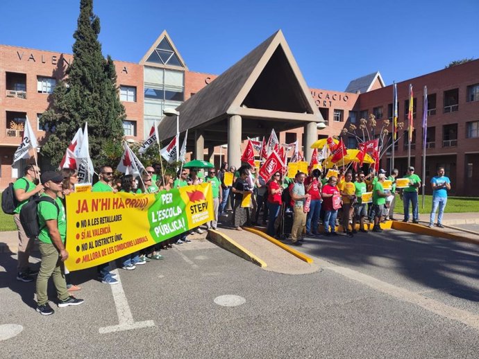 Sindicatos se concentran ante la Conselleria de Educación para exigir la "aplicación inmediata" de los acuerdos de plantillas