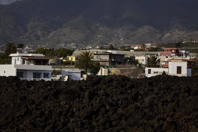 Archivo - Colcadas de lava cercanas a la vía LP-213, de la carretera de Puerto Naos, a 24 de febrero de 2022, en Puerto Naos, La Palma, Canarias (España). La LP-213 une el núcleo urbano de Los Llanos de Aridane con Tajuya, Todoque y Puerto Naos, zonas vis