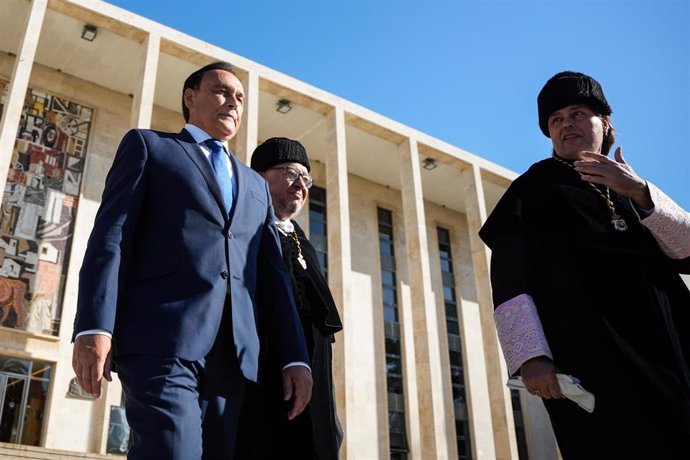 José Carlos Gómez Villamandos (izda.), junto al rector de la UCO, Manuel Torralbo (centro), en el Campus de Rabanales.