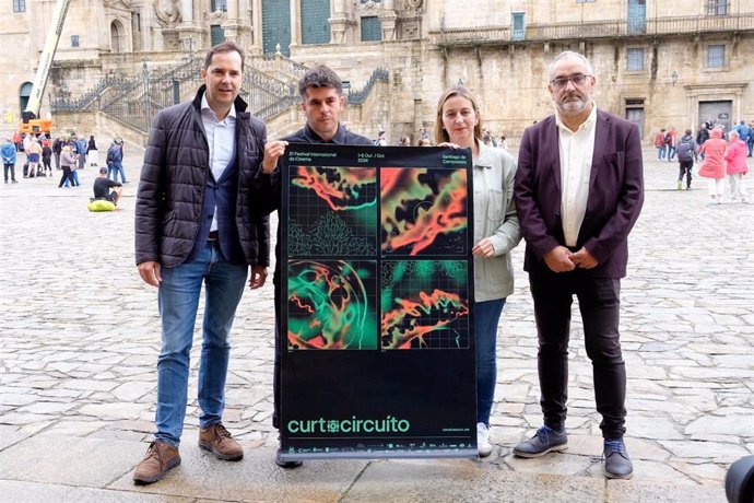 El director de Agadic, Jacobo Sutil; el director del festival, Pela del Álamo; la concejala de Capital Cultural de Santiago, Míriam Louzao; y el diputado de Patrimonio de la Diputación de A Coruña, Xosé Penas, presentan nueva edición de Curtocircuito