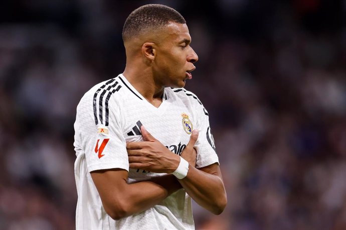 El delantero del Real Madrod Kylian Mbappé celebra un go lante el Deportivo Alavés en el Santiago Bernabéu.