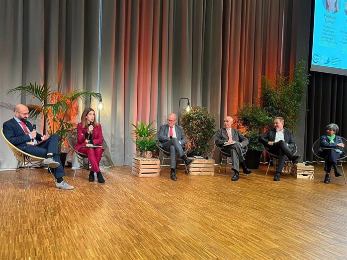 La concejala delegada del Área de Sostenibilidad Medioambiental, Penélope Gómez, ha participado en una mesa de debate.