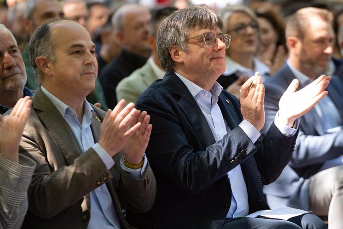 Archivo - El secretario general de Junts per Catalunya, Jordi Turull (i), y el expresidente de la Generalitat y candidato de Junts a las elecciones catalanas, Carles Puigdemont (d), en una imagen de archivo.