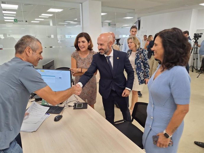 El subdelegado del Gobierno en Málaga, Javier Salas, y la consejera de Empleo, Empresa y Trabajo Autónomo de la Junta de Andalucía, Rocío Blanco, visitan la nueva oficina del SEPE y del SAE.