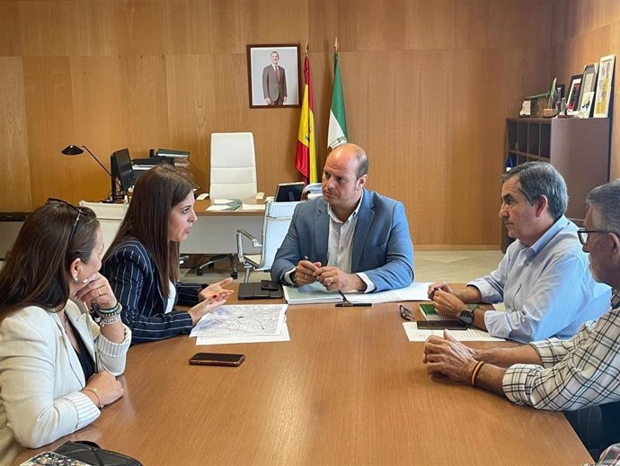 El delegado territorial de Sostenibilidad y Medio Ambiente de la Junta de Andalucía en Cádiz, Óscar Curtido, en una reunión con la alcaldesa de Espera, Tamara Lozano.