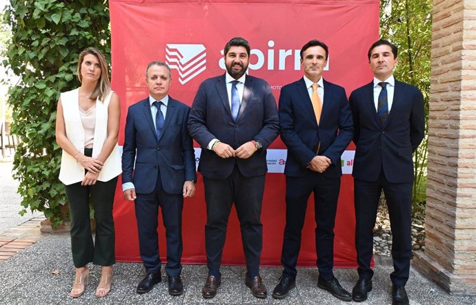 El presidente del Gobierno de la Región de Murcia, Fernando López Miras, en el centro, durante un encuentro con la Asociación de Promotores Inmobiliarios de la Región de Murcia (Apirm)