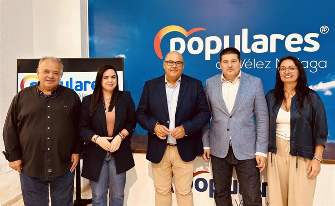 El vicesecretario 'popular' y parlamentario andaluz Francisco Oblaré, junto al alcalde de Vélez-Málaga, Jesús Lupiáñez, en rueda de prensa.