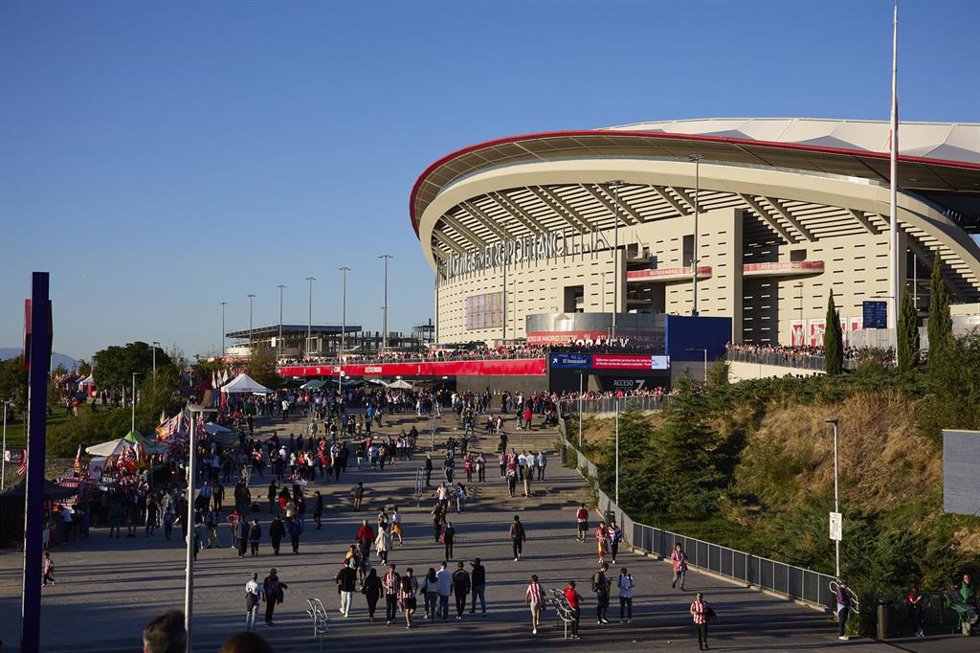 Inmediaciones del Cívitas Metropolitano antes del derbi entre el Atlético de Madrid y el Real Madrid