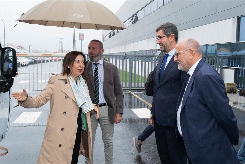 La ministra de Defensa, Margarita Robles, durante una visita a las instalaciones de UROVESA Vehículos Especiales S.A, a 30 de septiembre de 2024, en Valga, Pontevedra, Galicia (España). Durante su visita, la ministra ha realizado un recorrido por las mi