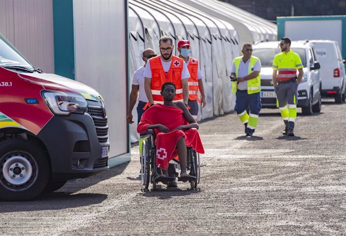 Los Servicios de Emergencias reciben a varios migrantes a su llegada al puerto de La Restinga, a 22 de septiembre de 2024, en El Hierro, Canarias (España). Un total de 780 personas migrantes han llegado durante el fin de semana a las Islas Canarias. Las ú