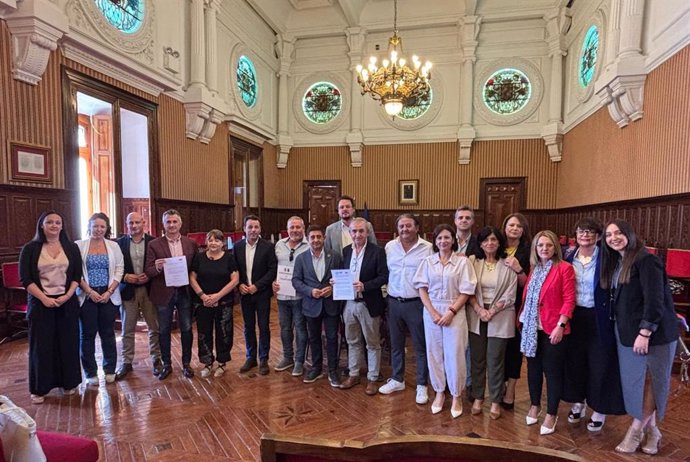 Diputados socialistas en la Diputación de Jaén con alcaldes y concejales de Mengíbar y Villatorres.