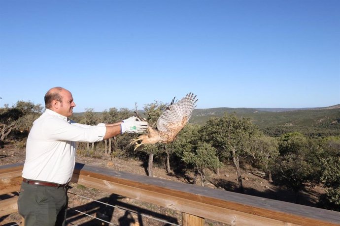 Oscar Curtido participa en la suelta en el Parque de Los Alcornocales de aves recuperadas en el CREA.