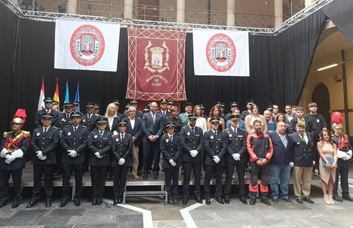 Foto de Familia de la festividad del patrón de la Policía Local de Gijón, celebrada en el Centro de Cultura Antiguo Instituto