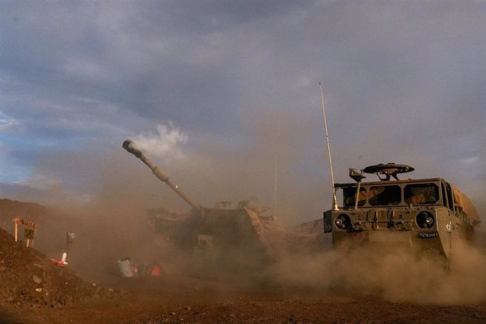 Archivo - Imagen de archivo de carros de combate del Ejército de Israel en la frontera con Líbano