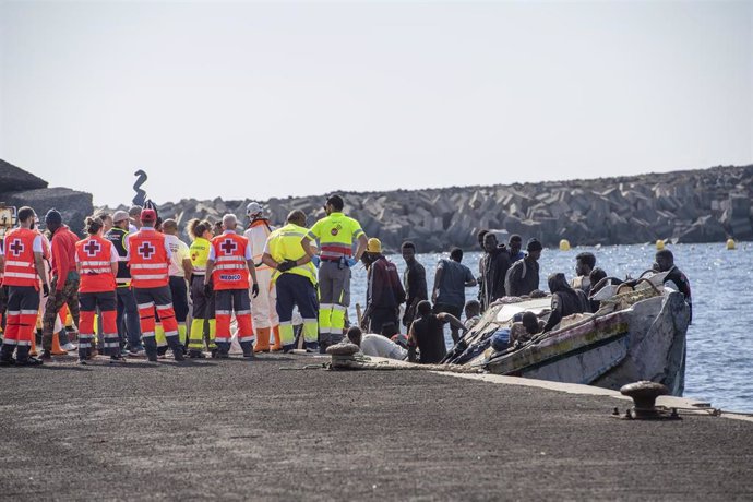 Los Servicios de Emergencias reciben a varios migrantes a su llegada al puerto de La Restinga, a 22 de septiembre de 2024, en El Hierro, Canarias (España). Un total de 780 personas migrantes han llegado durante el fin de semana a las Islas Canarias. Las ú