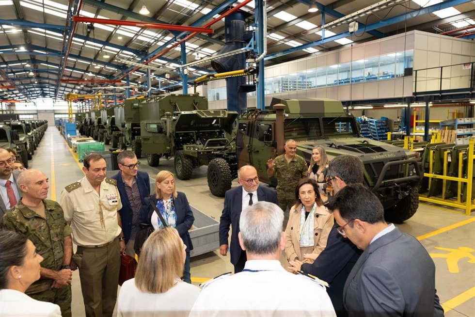 La ministra de Defensa, Margarita Robles, durante una visita a las instalaciones de UROVESA Vehículos Especiales S.A, a 30 de septiembre de 2024, en Valga, Pontevedra, Galicia (España). Durante su visita, la ministra ha realizado un recorrido por las mi