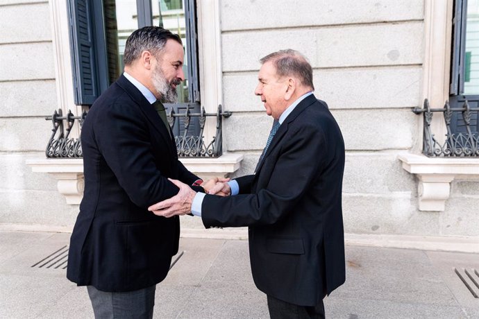 El líder de VOX, Santiago Abascal (i) y el líder opositor de Venezuela Edmundo González (d), se saludan a su llegada a una reunión en el Congreso de los Diputados, a 30 de septiembre de 2024, en Madrid (España). El encuentro entre Abascal y González tiene