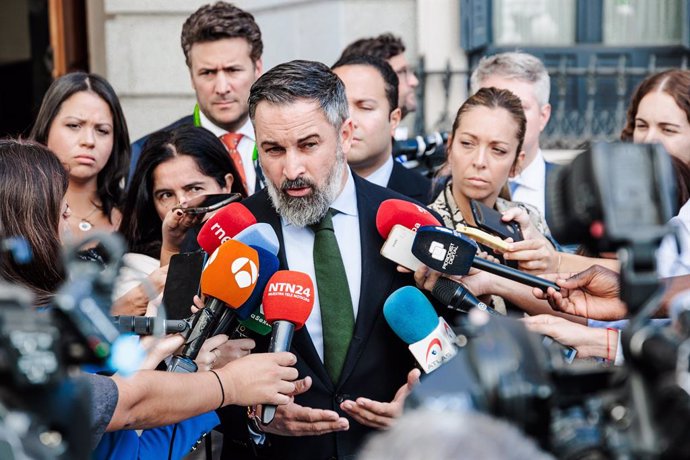 El líder de VOX, Santiago Abascal, ofrece declaraciones a los medios tras mantener una reunión con el líder opositor venezolano, en el Congreso de los Diputados, a 30 de septiembre de 2024, en Madrid (España). El encuentro entre Abascal y González tiene l