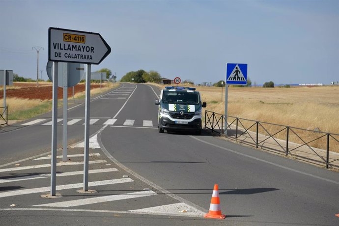 Archivo - Un furgón de la Guardia Civil en la carretera de Argamasilla de Calatrava, a 26 de octubre de 2022, en Argamasilla de Calatrava, Ciudad Real, Castilla La-Mancha (España). El tiroteo que se ha iniciado durante la mañana de hoy en una urbanización