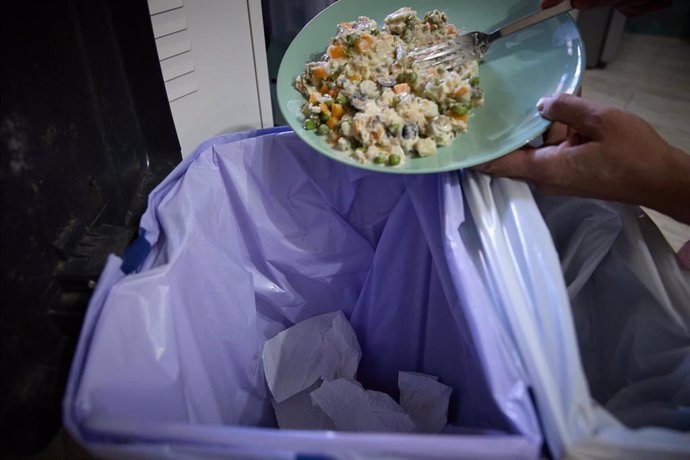 Archivo - Una persona tira comida a la basura, a 17 de agosto de 2023, en Madrid (España). Cada año acaban en la basura cerca de 7,7 millones de toneladas de productos comestibles, 